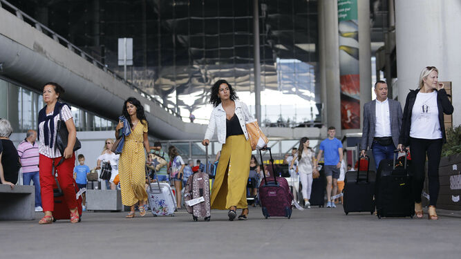 Turistas llegando al aeropuerto de Málaga.