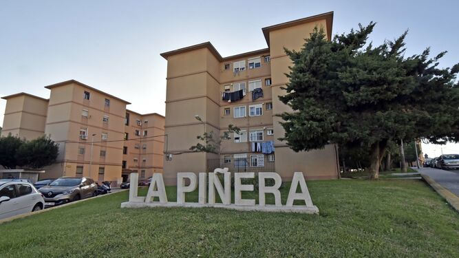 Entrada al barrio algecireño de La Piñera, en el que hay tres colegios públicos.