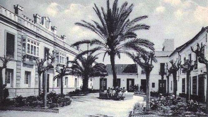 Plaza del General Martí Barroso. A la izquierda de la imagen aparece el antiguo Cuartel de Caballería convertido en Sede del Gobierno Militar, antes Comandancia General del Campo de Gibraltar.