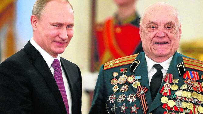 Vladimir Putin, le impone una nueva medalla al coronel ruso retirado Valentin Gavrilov (91 años), uno de los militares rusos más condecorados.