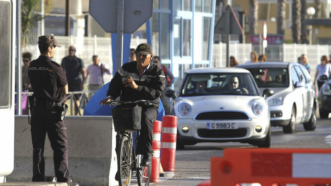 Una persona sale de Gibraltar a bordo de una bicicleta.