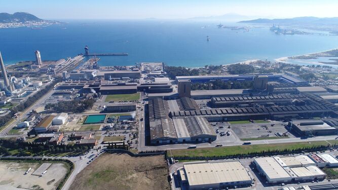 Panorámica de la factoría de Acerinox en Los Barrios, con la Bahía de Algeciras al fondo.