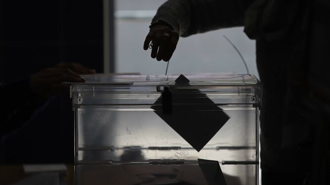 Una persona deposita su voto en Algeciras el 28 de abril.