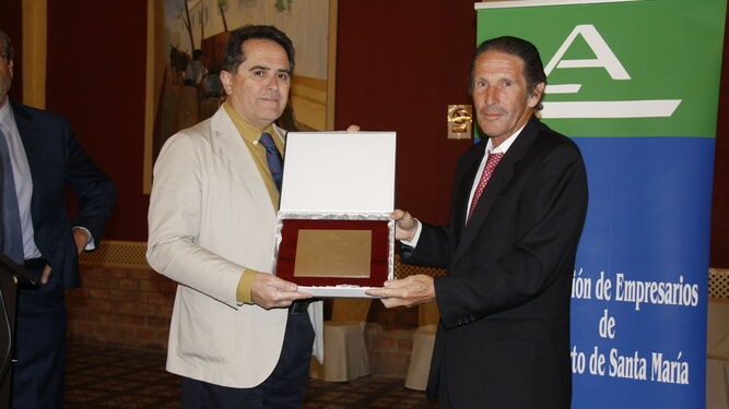 El presidente de la asociación, Pedro Fernández Lópiz (izq.) entrega el premio al empresario Juan Melgarejo.