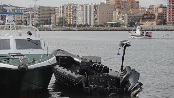 Una patrullera de la Guardia Civil y una lancha neumática atracadas en el Puerto de Algeciras.