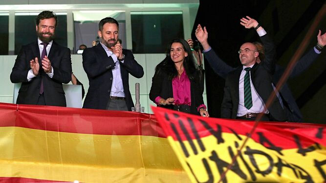 El presidente de Vox, Santiago Abascal, junto a Iván Espinosa de los Monteros, Rocío Monasterio y Jorge Buxade, en el balcón del partido en Madrid.