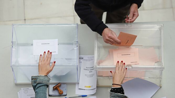 Un hombre deposita su voto en una urna el pasado domingo en Algeciras