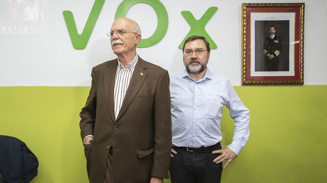 Carlos Zambrano (a la derecha), junto a Agustín Rosety la noche del domingo en la sede de Vox en San Fernando.