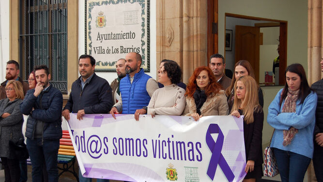 Los integrantes de la Corporación barreña durante el minuto de silencio por las víctimas de la violencia machista.