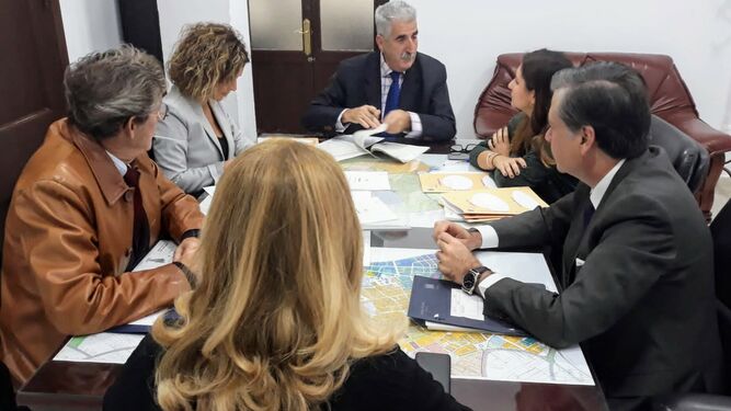 La reunión sobre la refinanciación de la deuda del Ayuntamiento con la presencia del alcalde, Luis Mario Aparcero.