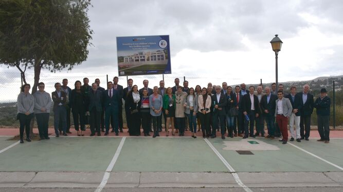 Los directivos del Colegio Internacional de Sotogrande y las autoridades municipales, junto a los terrenos de la futura residencia.