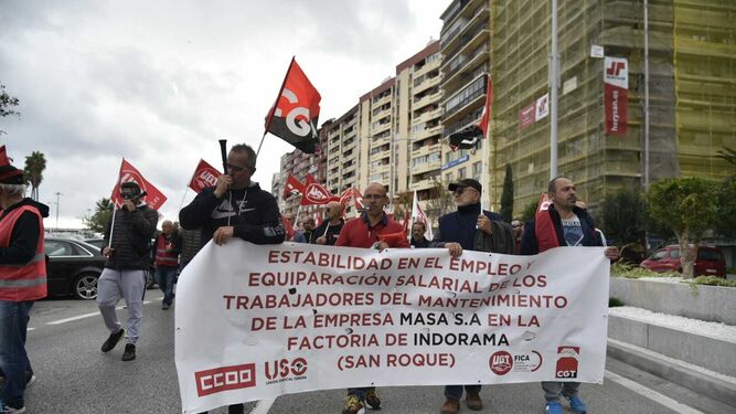 Los trabajadores de Masa en Indorama marchan por la avenida Virgen del Carmen de Algeciras, este miércoles