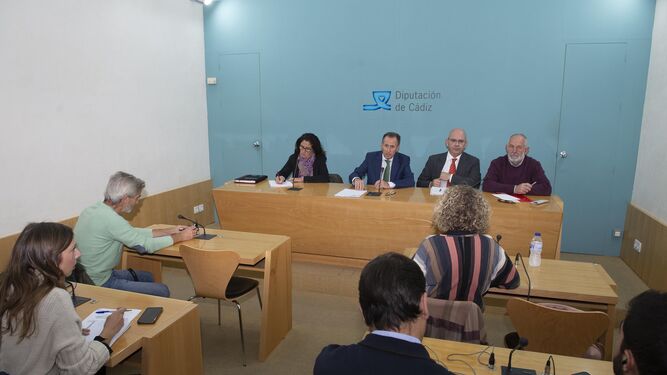 Los miembros de la nueva mesa de diálogo, ayer tras la reunión en Diputación.