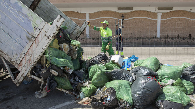 Un operario de los servicios de limpieza, en una imagen de archivo, manipulando residuos.