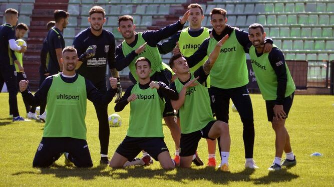 Jugadores del Mérida, de buen humor durante un entrenamiento.