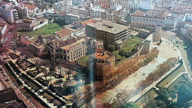 El esqueleto de un edificio, un hotel que comenzó a ser construido en 1958, se alza dentro del recinto del Alcázar de Jerez, en una imagen de los años sesenta.