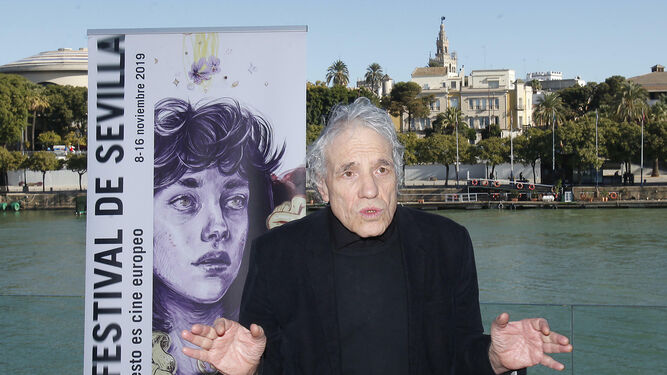 Abel Ferrara (Bronx, Nueva York, 1951) posa ante la Torre del Oro en un pase gráfico del Festival de Sevilla.