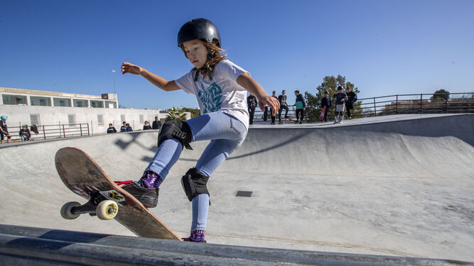 Una niña realiza sus movimientos con el skate en la zona bowl de la pista de Camposoto.