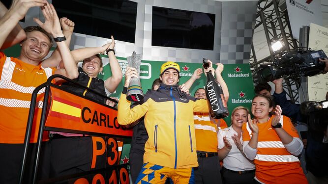 Carlos Sainz celebra su tercer puesto en Interlagos con su equipo.