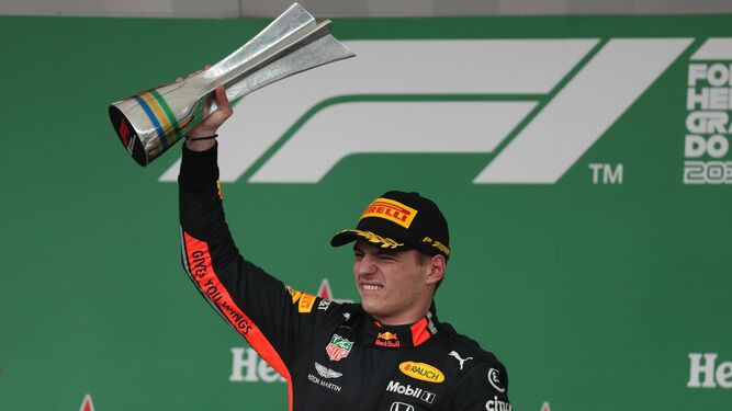 Verstappen levanta el trofeo que le acredita como ganador en el GP de Brasil.