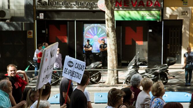 Protesta en Madrid por las casas de apuestas.