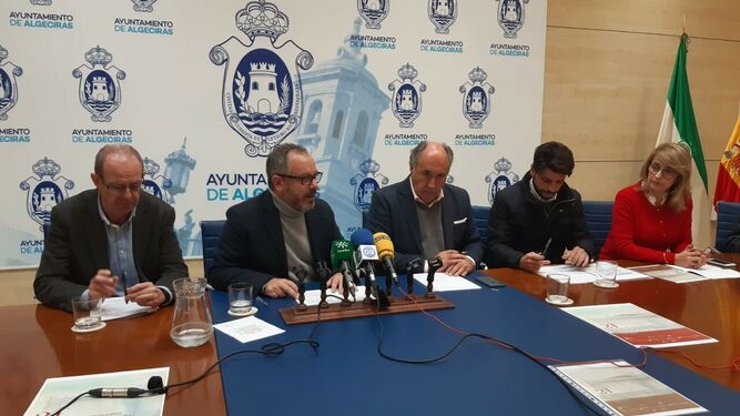 El vicerrector Pérez Monguió, a la derecha del alcalde de Algeciras, presenta los Cursos de Otoño.