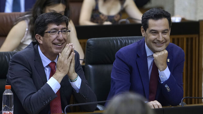 Juan Marín y Juanma Moreno, en un pleno del Parlamento andaluz.