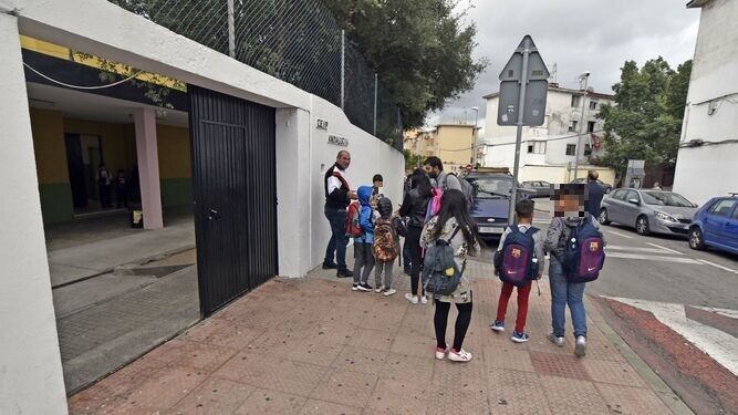 Puerta principal del colegio público Andalucía, en el barrio algecireño de La Piñera.