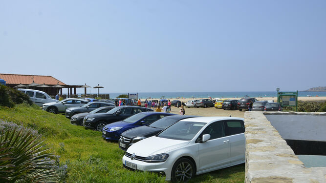 Una bolsa de aparcamientos en la costa de Tarifa.