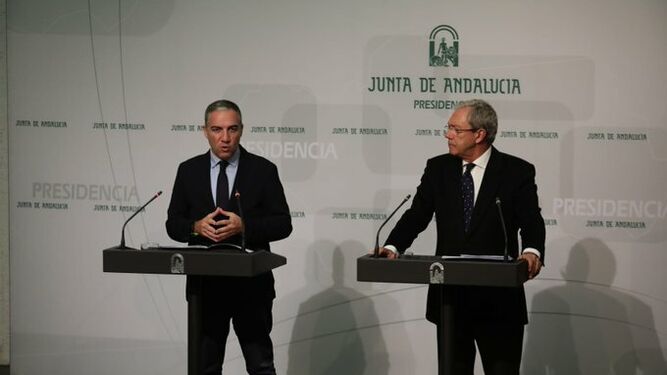 Los consejeros de la Junta Elías Bendodo y Rogelio Velasco, durante la rueda de prensa en San Telmo.