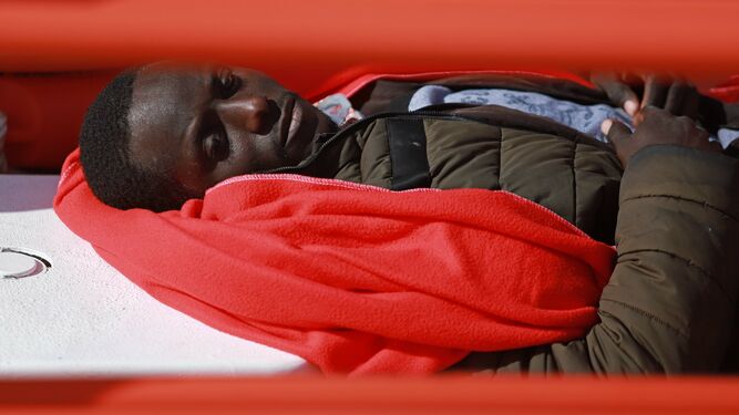 Siete migrantes subsaharianos rescatados de las aguas del Estrecho