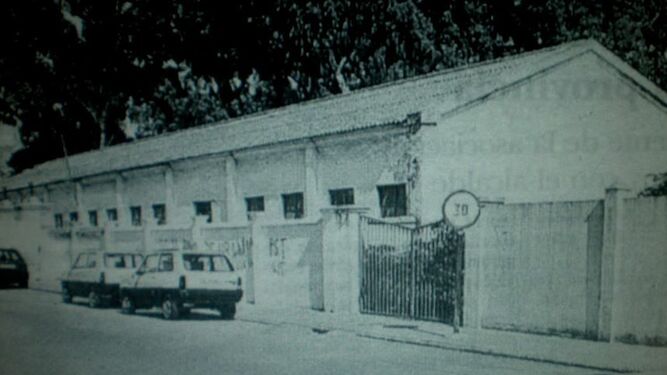 Cuartel de Transeúntes de Algeciras, con dos Seat Panda aparcados en la puerta