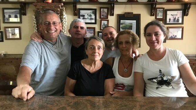 La familia de Sabor Andaluz, de Alcalá del Valle, una de las novedades de la guía Michelin.