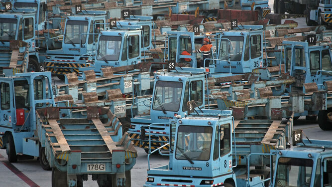 Cabezas tractoras de APM Terminals paradas durante una de las jornadas de huelga de 2017.