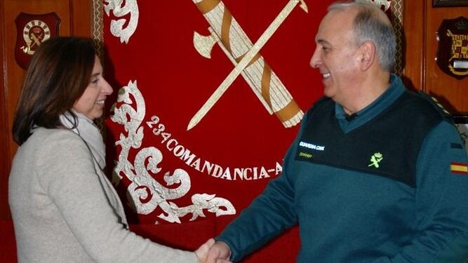 Victoria Rodríguez Machuca saluda a Jesús Núñez en la Comandancia de Algeciras.