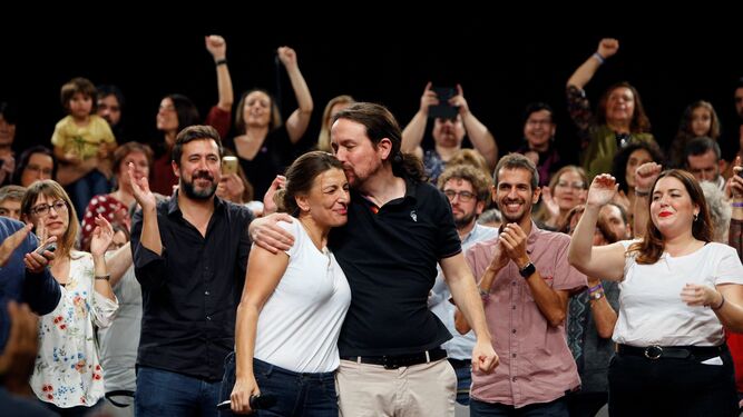 El líder de Unidas Podemos, Pablo Iglesias, y la diputada del partido Yolanda Díaz, en un acto electoral en La Coruña el pasado 3 de noviembre.