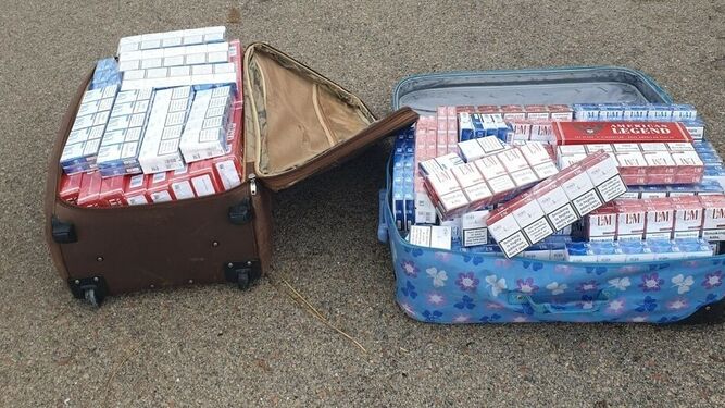 Las dos maletas llenas de tabaco de contrabando.