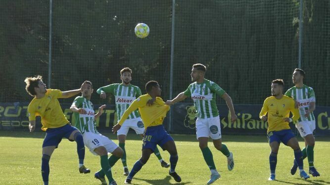 Un lance del Cádiz B-Atlético Sanluqueño
