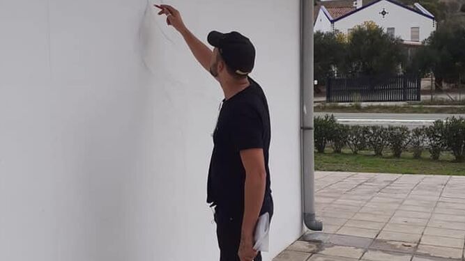 El artista de San Pablo José Antonio Castro pinta el mural en el Silo de Jimena.