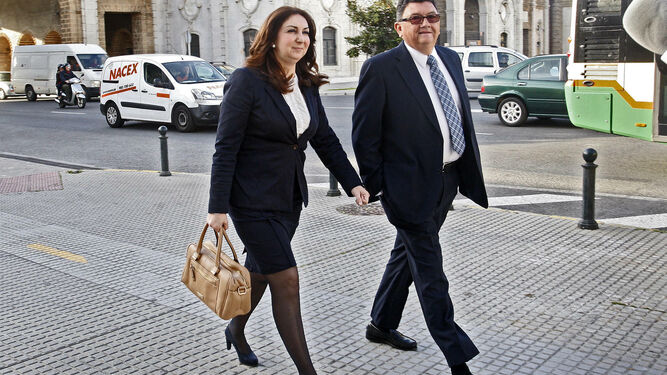 Eva Corrales y Lorenzo Sánchez, antes de entrar a juicio por el caso Uniformes.