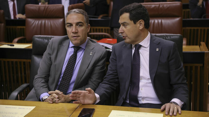 Elías Bendodo junto al presidente de la Junta, Juanma Moreno, en el Parlamento.