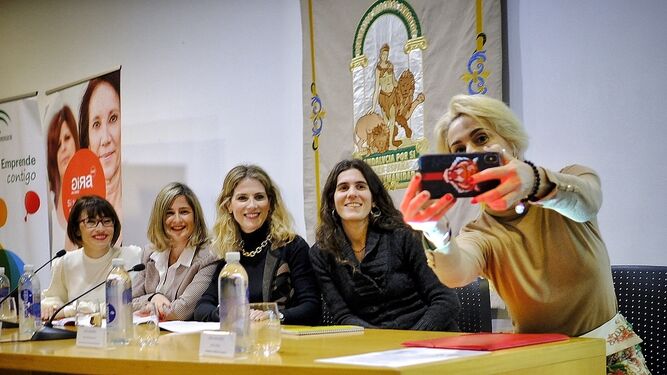 Rosa Siles hace un selfie con Conce Macías, Beatriz Codes, Ana Mestre y Berta Pérez.