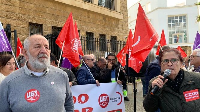 Los sindicatos se manifiestan ante la Subdelegación del Gobierno en Cádiz