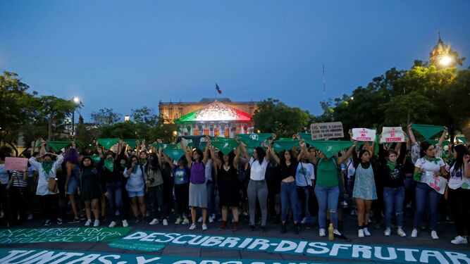 Mujeres participan en una marcha para exigir la despenalización del aborto en la ciudad mexicana de Guadalajara.