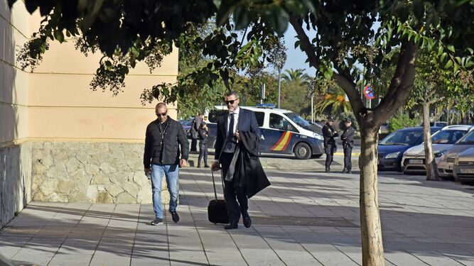Llegada de Francisco Tejón junto a su abogado a la sección de Algeciras de la Audiencia Provincial