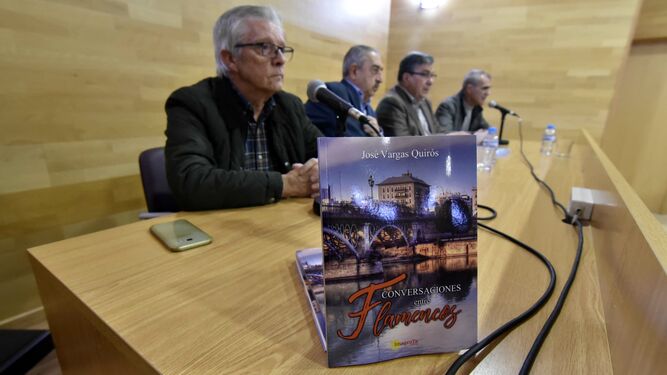 El libro en la mesa junto a Ildefonso Sena, José Vargas, Juan Antonio Palacios y Miguel Vega.