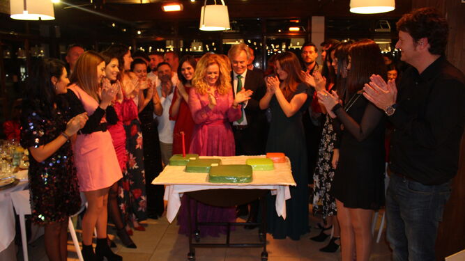 La plantilla de Vellsam, con María Zamora al frente, a punto de cortar la tarta que puso la guinda a la celebración del 20 aniversario.