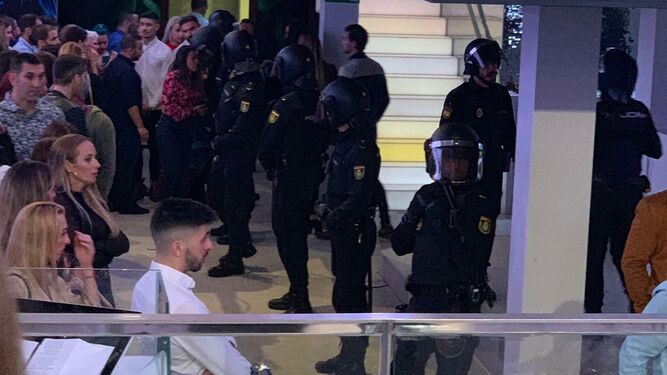 Agentes de la Policía Nacional dentro de la discoteca Kube, en Algeciras.