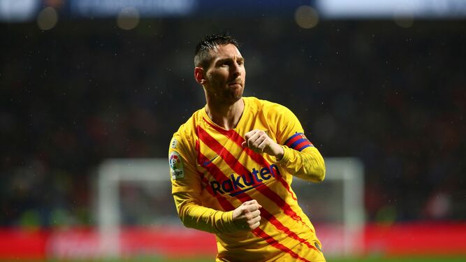 El delantero argentino del FC Barcelona Leo Messi celebra su gol, primero del equipo ante el Atlético  de  Madrid , durante el partido correspondiente a la 15ª jornada de  LaLiga Santander