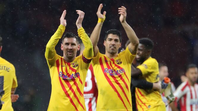 El delantero argentino del FC Barcelona Leo Messi y el uruguayo Luis Suárez aplauden a la afición tras el partido correspondiente a la 15ª jornada de  LaLiga Santander.